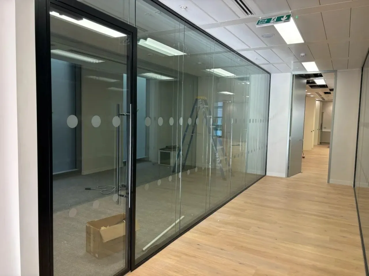 IDEAL FOR OFFICES, ENTRANCES AND INTERNAL GLASS